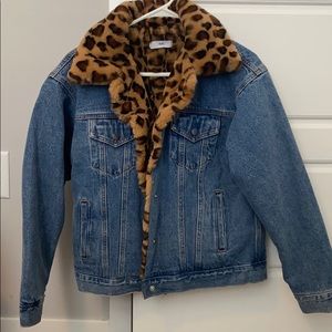 Jean jacket lined with leopard print